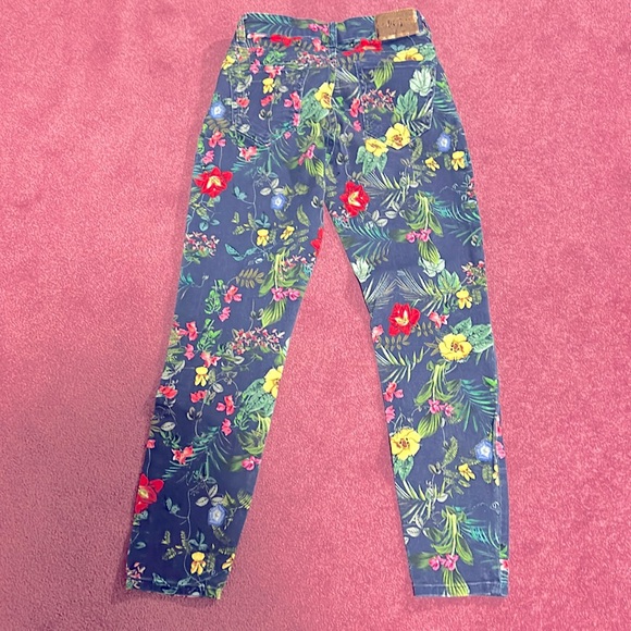 This Desigual Jean came in very vibrant colour, it is clean & in Excellent shape - Picture 5 of 6